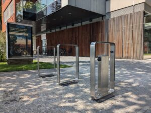 Dizajnové stojany Q-Rack s možnosťou nabíjania elektrobicyklov na dunajskej promenáde v River Parku v Bratislave