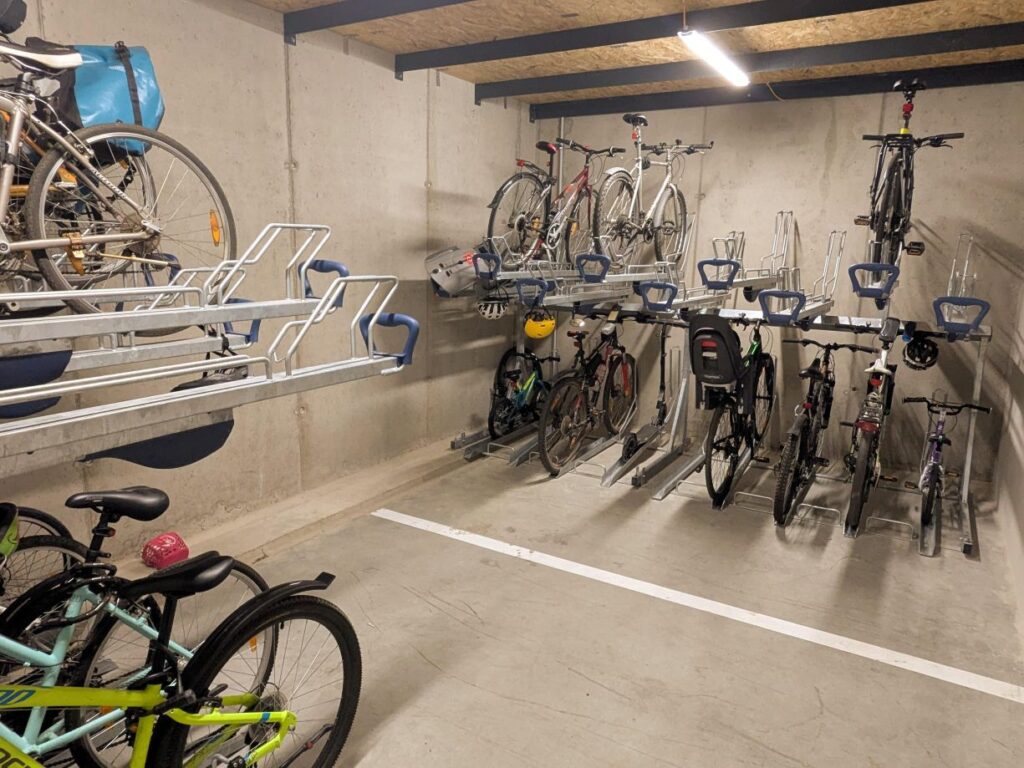 Bicykliareň s poschodovými stojanmi Verhofsté Hi-Lo Evo3 v bytovom dome v Bratislave-Rači