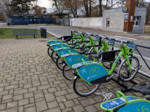 Stojan pre bicykle Verhofsté Multipark v špeciálnej povrchovej úprave proti poškrabaniu na parkovanie zdieľaných bicyklov Nextbike v Senci. Stanica pri Železničnej stanici.