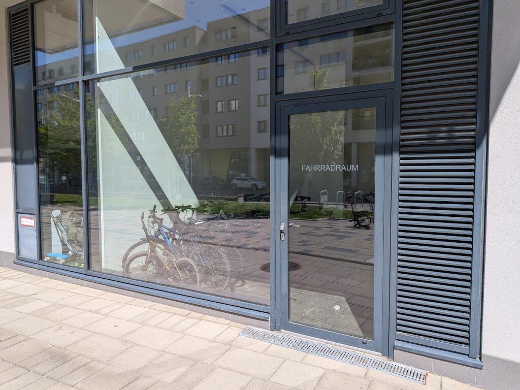 Miestnosť pre bicykle bezbariérovo prístupná z ulice vo štvrti Aspern Seestadt vo Viedni