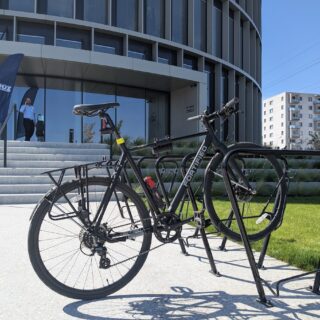 Stojany na bicykle pre návštevníkov administratívnej budovy v Bratislave