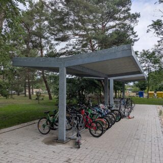 Prístrešok pre bicykle a kolobežky v základnej škole v Lozorne