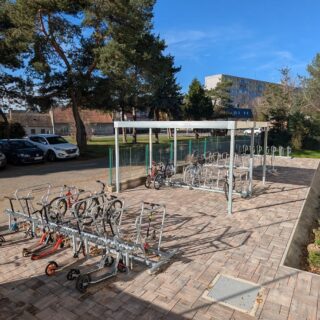 Stojany na bicykle a kolobežky a prístrešok na bicykle v základnej škole v Stupave